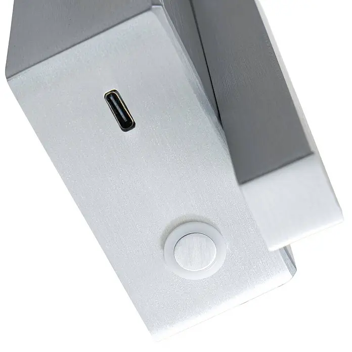 Lucande Wandleuchte Steve - alu / grau / zink, alu / grau / zink - Gebürstetes silbernes Aluminiumgerät mit USB-C-Anschluss und rundem Einschaltknopf.
