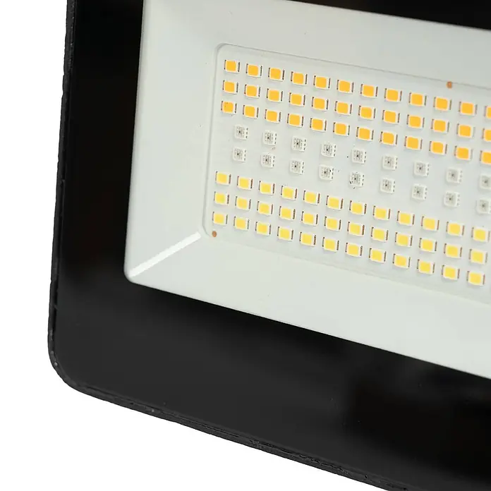 Prios Erdspießleuchte Liezel - 14 cm - Nahaufnahme eines LED-Leuchtpanels mit vielen warmweißen und kaltweißen LED-Chips auf weißer Oberfläche in schwarzem Gehäuse.