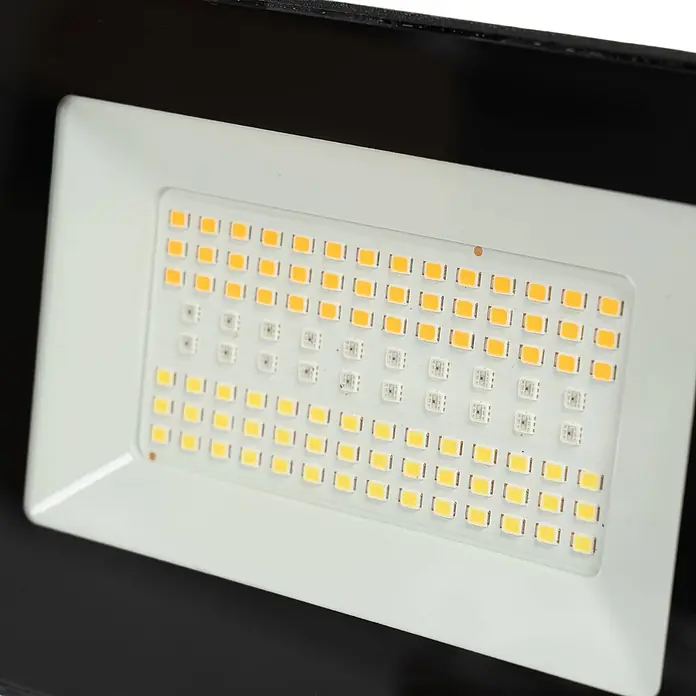 Prios Erdspießleuchte Liezel - 14 cm - Nahaufnahme einer rechteckigen LED-Panelleuchte mit Reihen von gelben und weißen LED-Chips in einem weißen Rahmen.