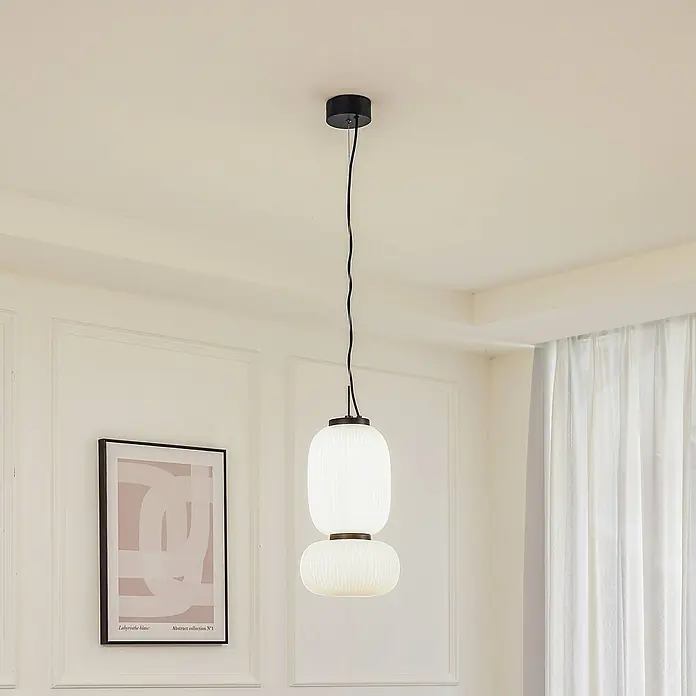 Lucande Pendelleuchte Lucya - L x B x H: 24 x 24 x 43 cm, weiß / opal, weiß, Schwarz - Eine moderne Pendelleuchte mit zwei gerippten weißen Glaskugeln und dunklen Akzenten, die an einer schwarzen Schnur hängt.