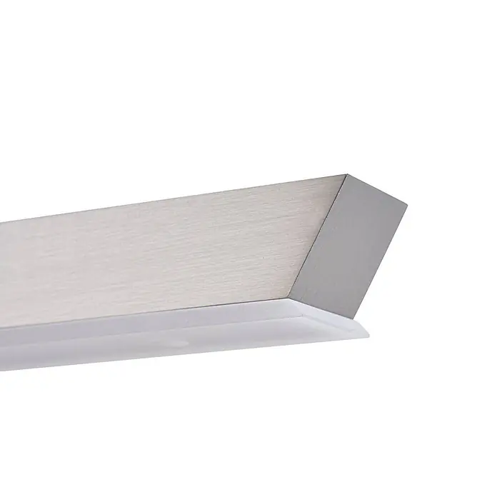 Lucande Pendelleuchte Solvar - chrom / silber, silber - Lineare Leuchte mit gebürstetem Metall und weißem Diffusor, schräges Ende.
