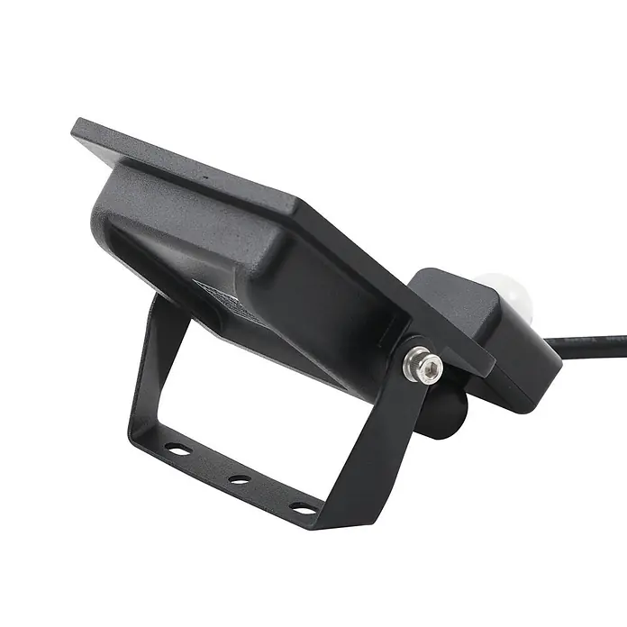 Prios Außenwandleuchte Maikel - 7,1 x 10,8 x 14,5 cm, schwarz, schwarz, IP44 - Schwarzer LED-Flutlichtstrahler mit verstellbarer Halterung und integriertem Sensor, von der Seite gezeigt.