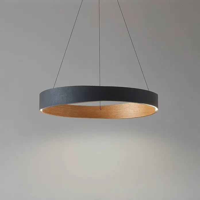 Lucande Pendelleuchte Daelor - schwarz, Schwarz, holzfarben - Ringförmige Pendelleuchte mit dunkelgrauer Außenseite und hellem Holzinneren, nach unten leuchtend.