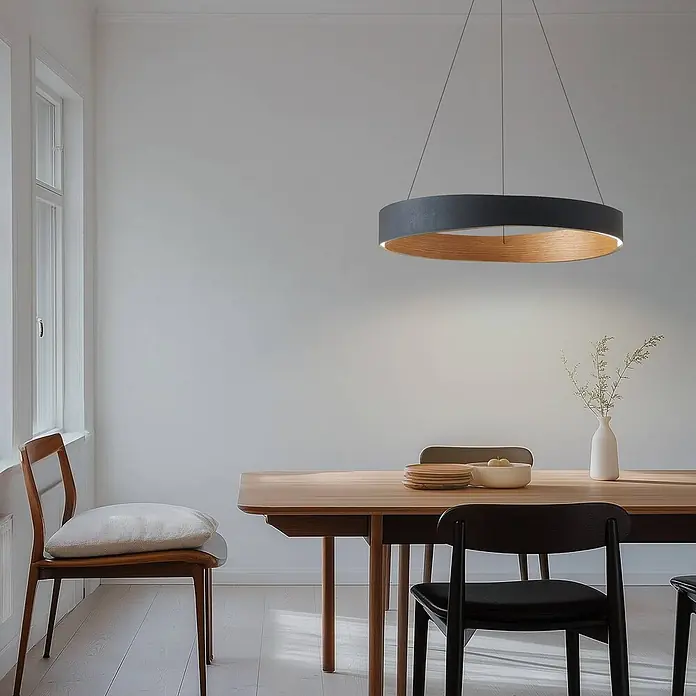 Lucande Pendelleuchte Daelor - schwarz, Schwarz, holzfarben - Runde Pendelleuchte mit dunkelgrauer Außenseite und hellem Holzinterieur über einem Esstisch.