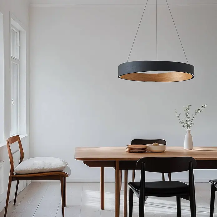 Lucande Pendelleuchte Daelor - schwarz, Schwarz, holzfarben - Runde Pendelleuchte mit schwarzer Außenseite und Naturholz-Innenseite, über einem Holztisch hängend.