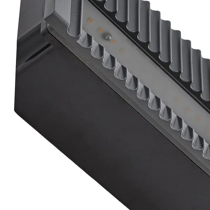 Lucande Außenwandleuchte Tavion - schwarz, schwarz, IP65 - Schwarze LED-Lichtleiste mit Kühlrippen für effiziente Kühlung.
