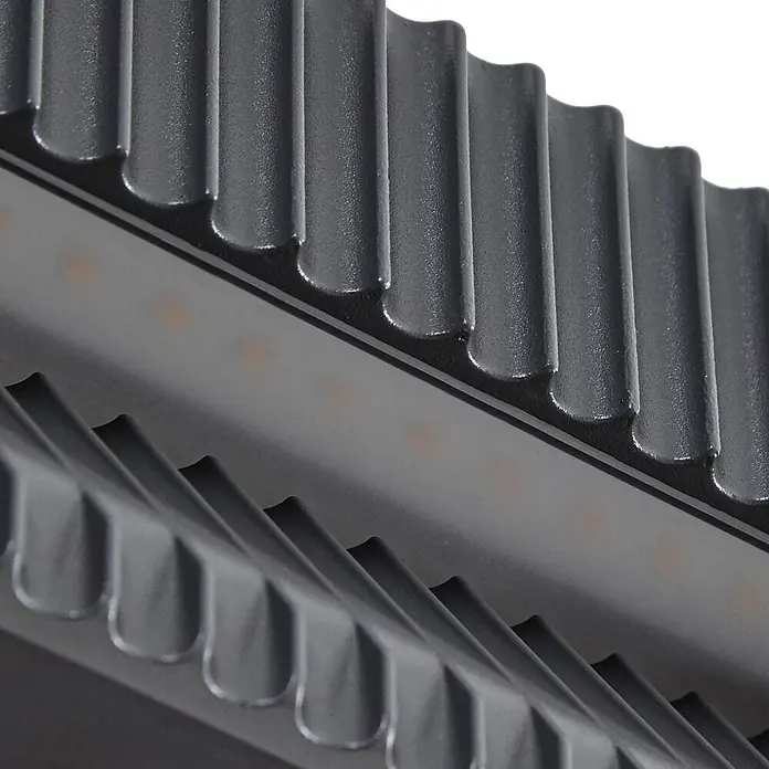 Lucande Außenwandleuchte Tavion - schwarz, schwarz, IP65 - Strukturierter dunkelgrauer geriffelter Metallkühlkörper für eine LED-Lichtleiste.