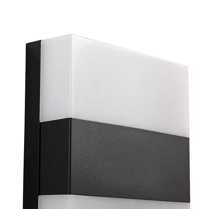 Prios Außenwandleuchte Teekon - 5,3 x 16 x 20 cm, schwarz, weiß / opal, IP44 - Moderne rechteckige Außenleuchte mit mattweißen Diffusorplatten und einem zentralen strukturierten schwarzen Band.