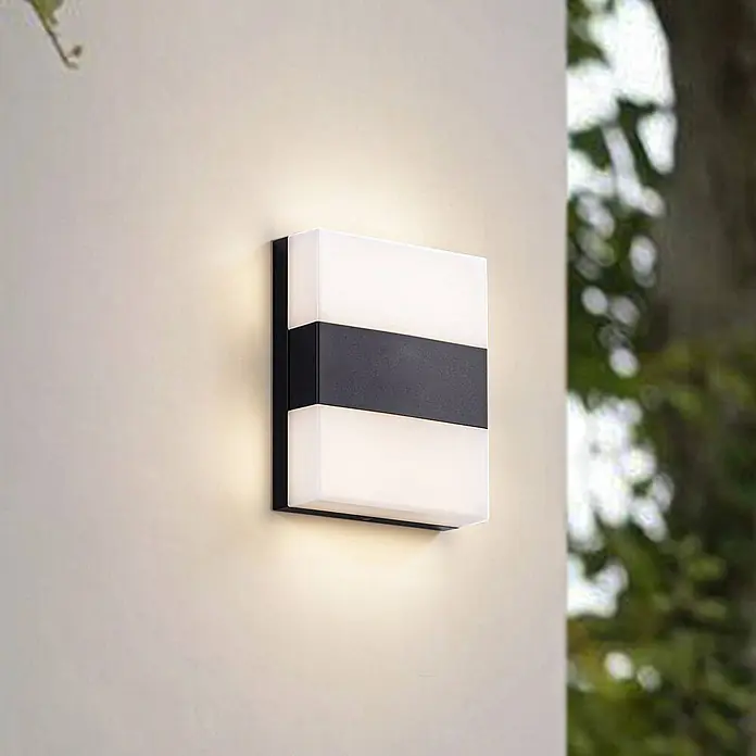 Prios Außenwandleuchte Teekon - 5,3 x 16 x 20 cm, schwarz, weiß / opal, IP44 - Rechteckige schwarz-weiße Außenwandleuchte, an einer hellen Wand montiert, warmes Licht nach unten strahlend.