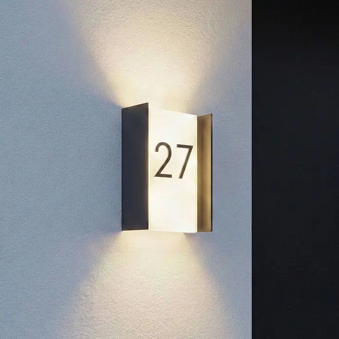 Lindby Außenwandleuchte Selqa - schwarz, weiß / opal, IP65 - Wandmontierte beleuchtete Hausnummer 27, dunkelgraue Leuchte mit weißem Licht.