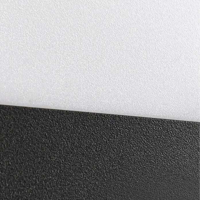 Prios Außenwandleuchte Teekon - 5,3 x 16 x 20 cm, schwarz, weiß / opal, IP44 - Nahaufnahme zweier fein texturierter Oberflächen, eine weiß und eine schwarz, diagonal getrennt.