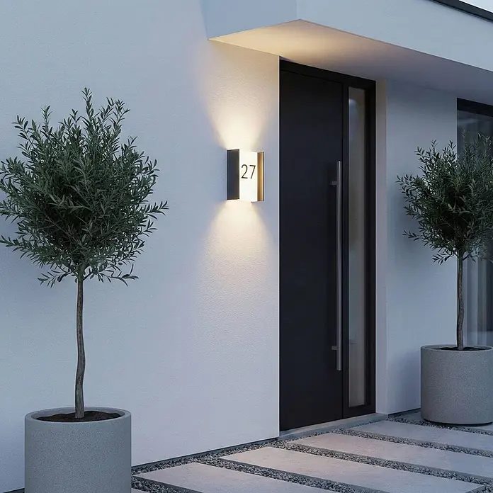 Lindby Außenwandleuchte Selqa - schwarz, weiß / opal, IP65 - Schwarze und weiße LED-Wandleuchte mit beleuchteter Hausnummer 27, spendet Licht nach oben und unten am modernen Hauseingang.