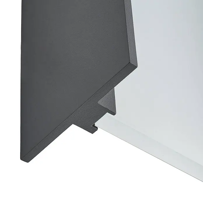 Lindby Außenwandleuchte Selqa - schwarz, weiß / opal, IP65 - Nahaufnahme eines dunkelgrauen, strukturierten, eckigen Außenleuchtenbauteils mit geschlitzter Verbindung zu einer weißen Diffusorplatte.