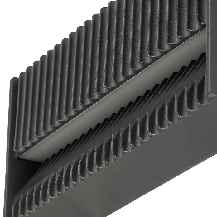 Lucande Außenwandleuchte Tavion - 4,6 x 25 x 10 cm, schwarz, schwarz, IP65 - Dunkelgraues geripptes Kunststoffbauteil mit hellgrauem Trennelement.