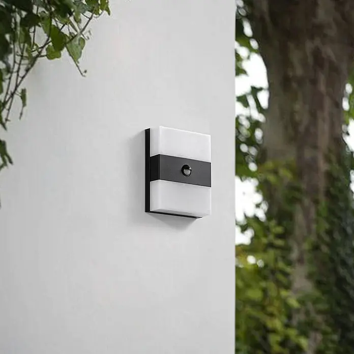 Prios Außenwandleuchte Teekon - schwarz, weiß / opal, IP44 - Moderne schwarz-weiße Außenwandleuchte mit integriertem Bewegungssensor.