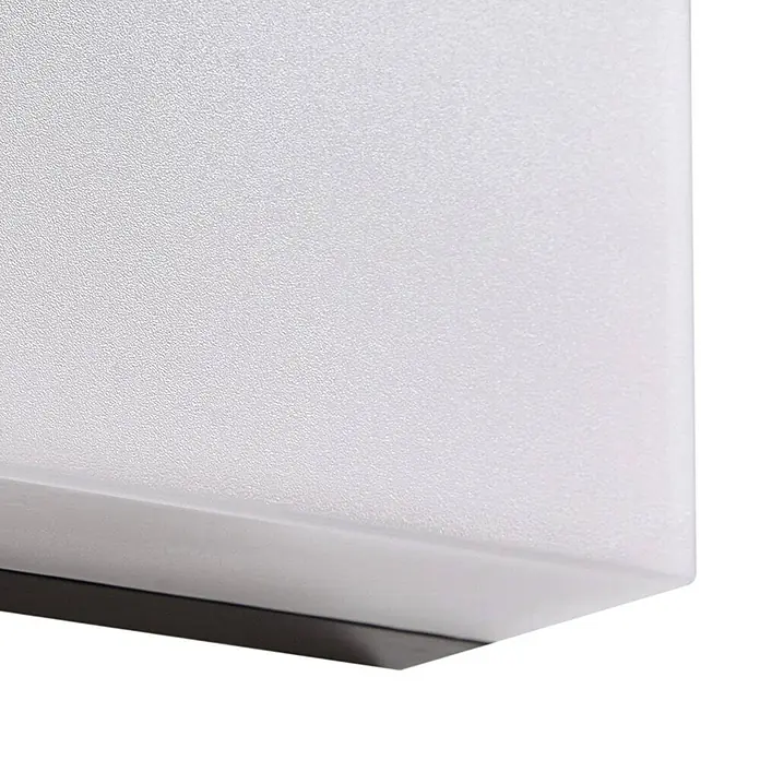 Prios Außenwandleuchte Teekon - schwarz, weiß / opal, IP44 - Mattweißer Diffusor mit texturierter Oberfläche, möglicherweise für eine Leuchte, mit dunklem Sockel.