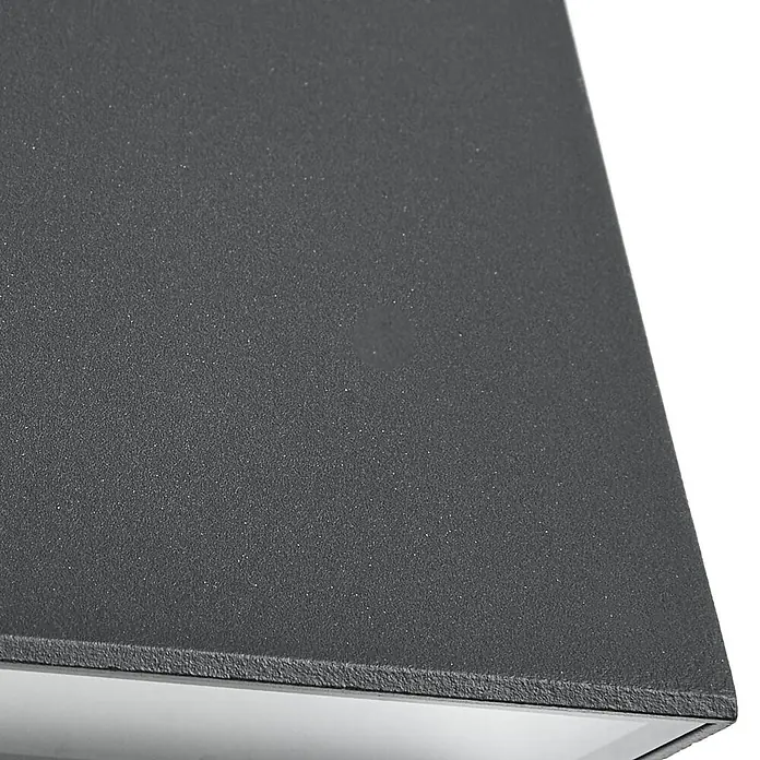 Lindby Außenwandleuchte Triava - schwarz, IP65 - Dunkelgraue, körnig texturierte Oberfläche mit scharfer Kante, typisch für robuste Produktgehäuse.
