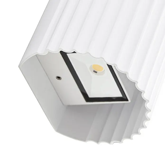 Lindby Außenwandleuchte Ralino - 9,6 x 11 x 11 cm, weiß / opal, weiß / opal, IP65 - Weiße gerippte Pendelleuchte mit integriertem LED-Modul, von unten gesehen.
