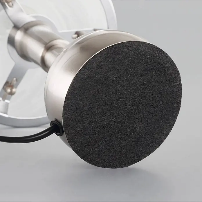 Lindby Tischleuchte Ellen - L x B x H: 15 x 15 x 25,5 cm, alu / grau / zink, weiß / opal, E14 - Sockel einer Lampe aus gebürstetem Metall mit schwarzer Filzunterlage und schwarzem Netzkabel.
