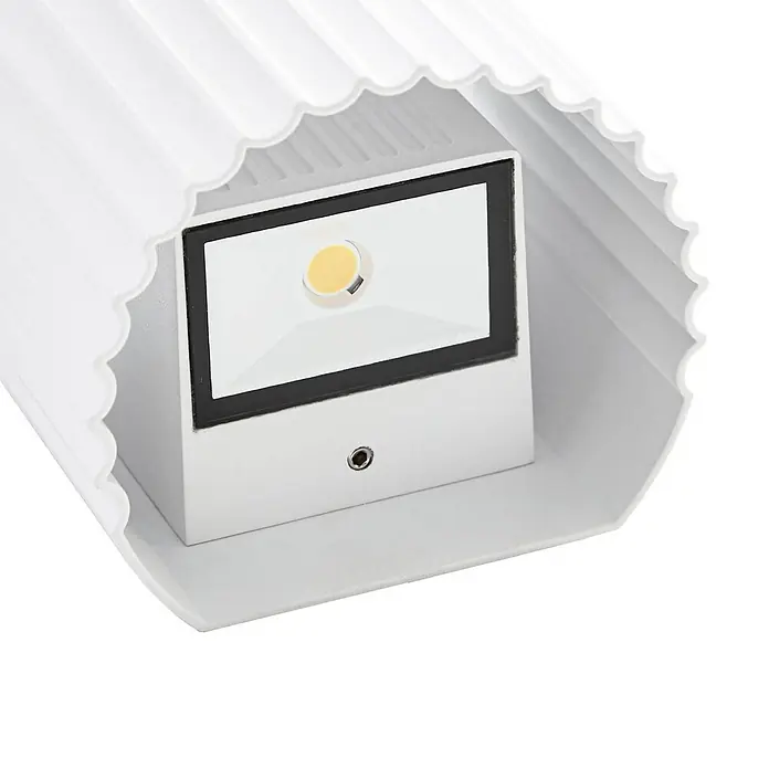 Lindby Außenwandleuchte Ralino - 9,6 x 11 x 11 cm, weiß / opal, weiß / opal, IP65 - Weiße LED-Wandleuchte mit rechteckigem Modul und gewelltem Gehäuse.