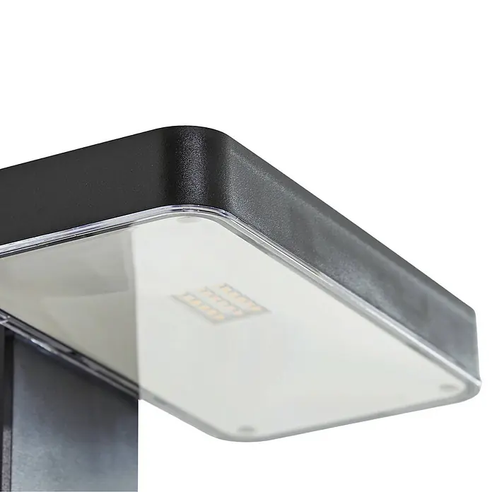 Prios Außenwandleuchte Tarlson - 12,8 x 18 x 12 cm, schwarz, IP44 - Nahaufnahme einer schwarzen Outdoor-LED-Leuchte mit texturiertem Gehäuse und klarer Abdeckung, die interne LEDs zeigt.