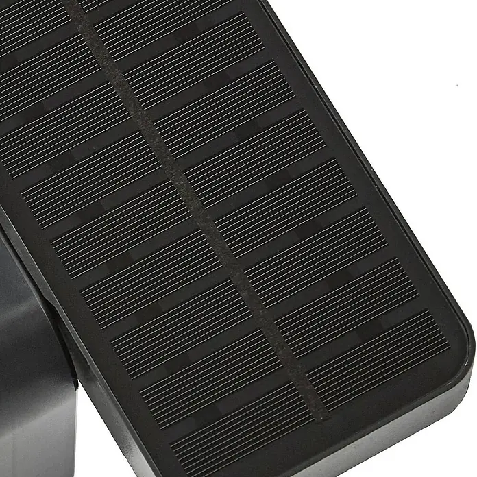 Prios Außenwandleuchte Tarlson - 12,8 x 18 x 12 cm, schwarz, IP44 - Dunkelgraues Solarpanel mit feinen horizontalen Zellen und einem zentralen strukturierten Teiler.