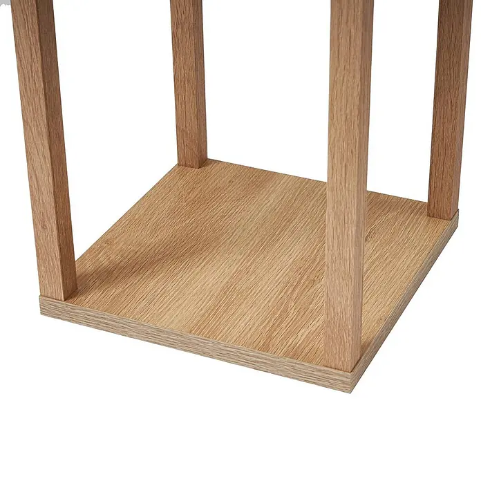 Lindby Stehleuchte Birta - Holz hell, weiß / opal, E27 - Unterteil eines Regals oder Tisches aus hellem Holz mit quadratischen Beinen.