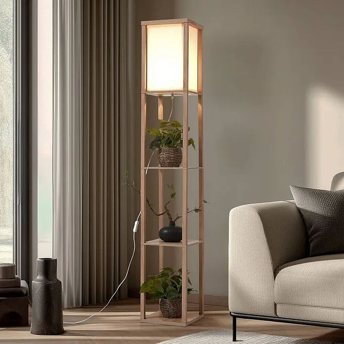 Lindby Stehleuchte Birta - Holz hell, weiß / opal, E27 - Stehlampe aus hellem Holz mit integrierten Regalen, die ein gemütliches Wohnzimmer erhellt und Topfpflanzen präsentiert.