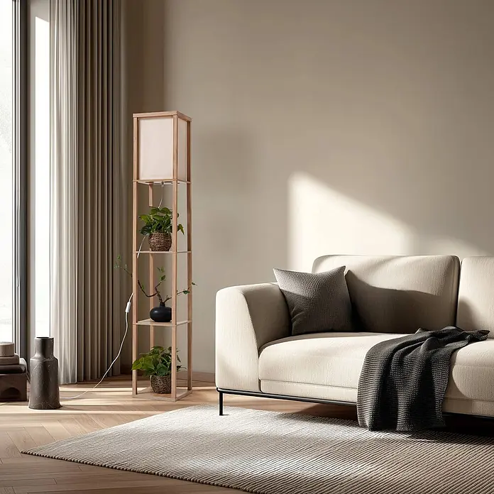 Lindby Stehleuchte Birta - Holz hell, weiß / opal, E27 - Hohe Stehlampe aus Holz mit Regalböden und hellem Stoffschirm, die ein modernes Wohnzimmer beleuchtet und Pflanzen hält.