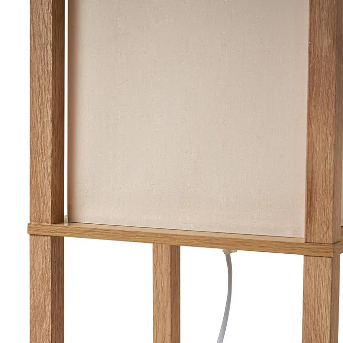Lindby Stehleuchte Birta - Holz hell, weiß / opal, E27 - Nahaufnahme einer Lampe mit beigem Stoffschirm und hellem Holzrahmen. Ein weißes Netzkabel kommt aus dem Schirm.