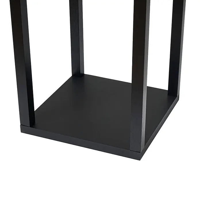 Lindby Stehleuchte Birta - schwarz, Holz hell, E27 - Nahaufnahme des unteren Teils eines schwarzen Holzständers mit quadratischer Ablage und vier stabilen Beinen.