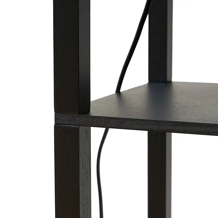 Lindby Stehleuchte Birta - schwarz, Holz hell, E27 - Dunkelbraunes Regal aus Holzoptik mit zwei sichtbaren Böden und vertikalen Stützen. Ein schwarzes Kabel verläuft hinter den Böden.