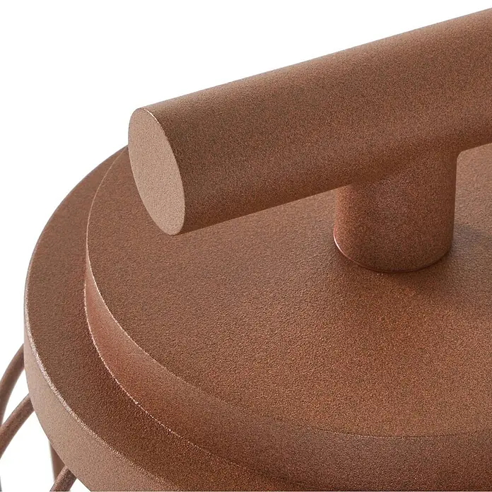 Lucande Außenwandleuchte Chandan - 23,4 x 16,5 x 30 cm, braun / rost, IP44 - Nahaufnahme eines strukturierten, rustikalen Bronzegriffs oder einer Halterung mit rundem Sockel.
