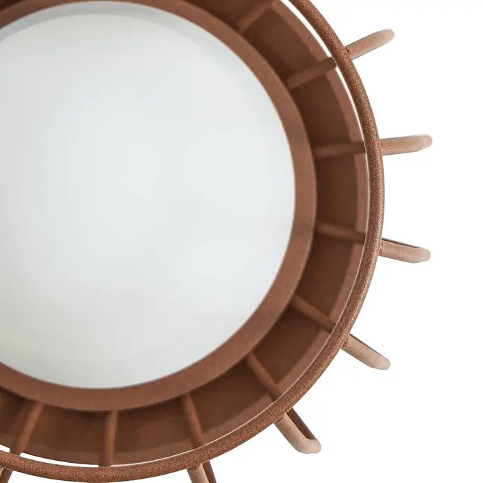 Lucande Außenwandleuchte Chandan - 23,4 x 16,5 x 30 cm, braun / rost, IP44 - Nahaufnahme einer runden Leuchte mit rostbraunem, texturiertem Metallrahmen und weißem Diffusor.