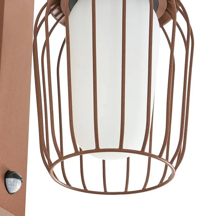 Lucande Außenwandleuchte Chandan - 23,4 x 16,5 x 30 cm, braun / rost, IP44 - Rustbraune Außenwandleuchte mit Metallkäfig, weißem Diffusor und schwarzem Bewegungsmelder.