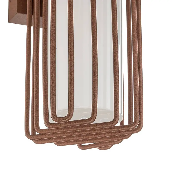 Lucande Außenwandleuchte Chandan - braun / rost, IP54 - Nahaufnahme einer Wand-Außenleuchte mit rostbraunem Metallkäfig um einen satinierten Glaszylinder.