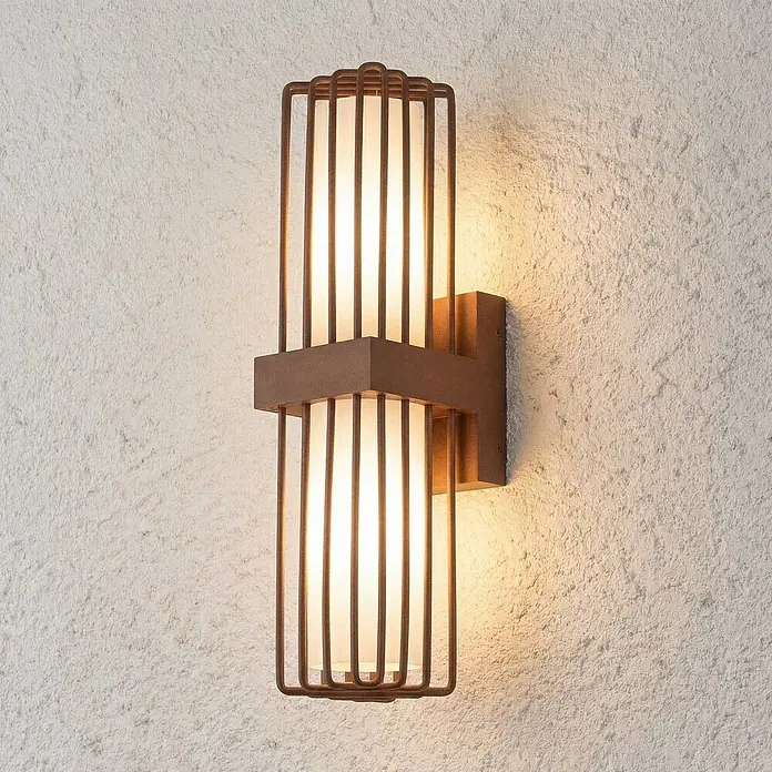 Lucande Außenwandleuchte Chandan - braun / rost, IP54 - Rostbraune, rechteckige Auf- und Ab-Wandleuchte mit weißen Diffusoren an einer strukturierten Wand.