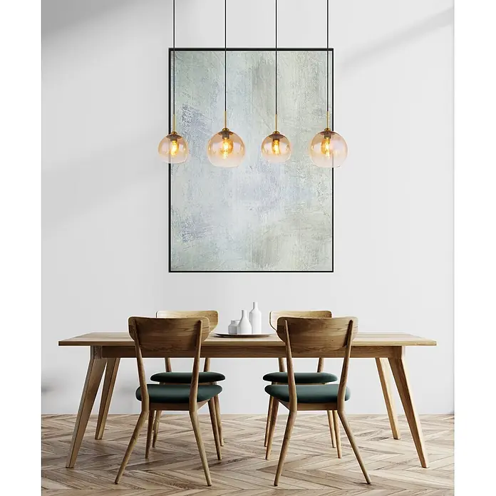 Globo Pendelleuchte Jamessa - 60 W, L x B x H: 120 x 25 x 120 cm, E27 - Modernes Esszimmer mit Holztisch und Stühlen mit grünen Polstern, beleuchtet von bernsteinfarbenen Pendelleuchten vor einem abstrakten Gemälde.