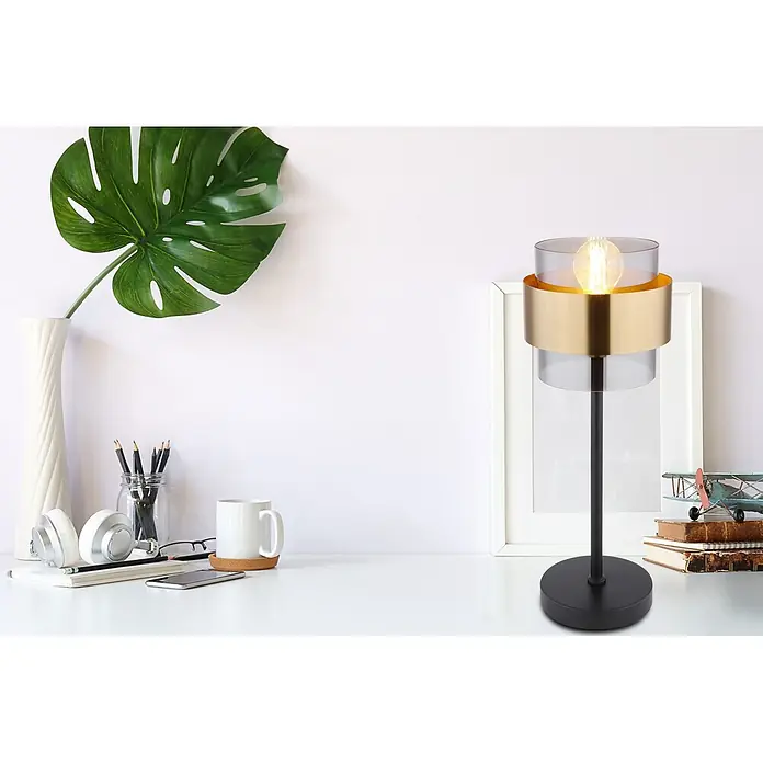 Globo Tischleuchte Milley - 60 W, L x B x H: 18 x 18 x 47 cm, Schwarz/ Messing, E27 - Moderne Tischlampe mit schwarzem Fuß, goldenem Band und klaren zylindrischen Schirmen auf einem Schreibtisch.