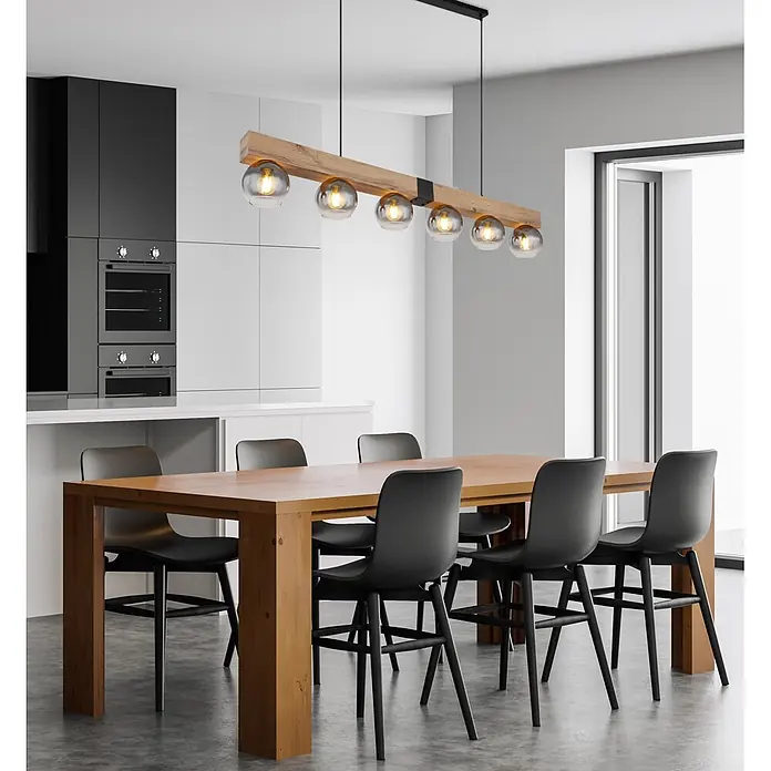 Globo Pendelleuchte Moitas - 40 W, L x B x H: 140 x 15 x 120 cm, Anzahl Leuchtmittel: 6 Stk., E27 - Deckenleuchte aus Holzbalken mit sechs kugelförmigen Glasschirmen über einem Esstisch in moderner Küche.