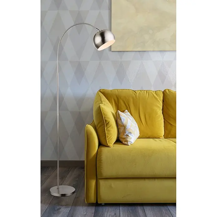Globo Stehleuchte Benno - 60 W, Höhe: 150 cm, Silber, E27 - Bogenförmige Stehleuchte aus gebürstetem Nickel beleuchtet ein gelbes Sofa.