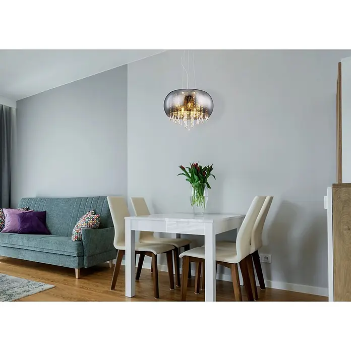 Globo Pendelleuchte rund Kalla - Durchmesser: 44 cm, Höhe: 120 cm, E14 - Moderne Pendelleuchte mit rauchglas Kuppel und Kristalltropfen beleuchtet einen weißen Esstisch in einem Wohnbereich.