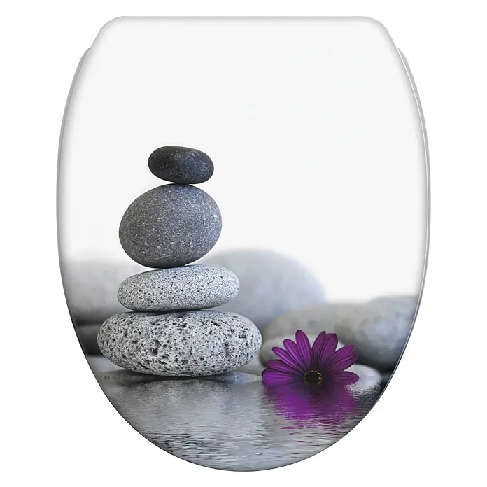 SANILO WC-Sitz Energy Stones mit Schnellverschluss - MDF, Violett, Mit Absenkautomatik - Weißer Toilettensitz mit Zen-Motiv: gestapelte graue Steine und eine lila Blume, die sich im Wasser spiegelt.