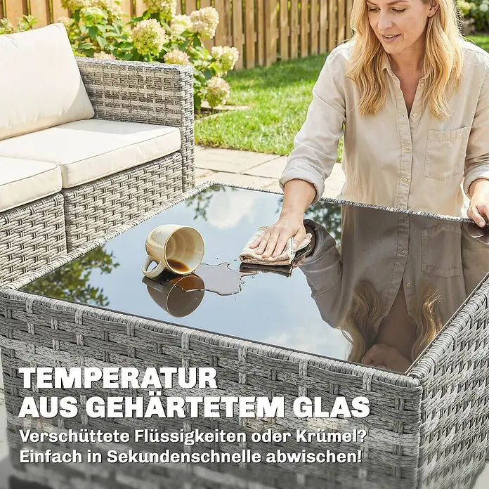 Outsunny Loungemöbel-Set mit Tisch - 5 -tlg., PE-Rattan, Grau - Grauer Rattan-Gartentisch mit schwarzer Hartglasplatte wird abgewischt.