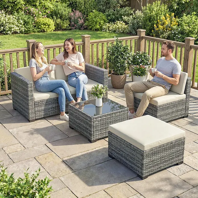 Outsunny Loungemöbel-Set mit Tisch - 5 -tlg., PE-Rattan, Grau - Grau-Rattan-Gartenmöbelset mit cremefarbenen Kissen auf einer Terrasse, von Personen genutzt.