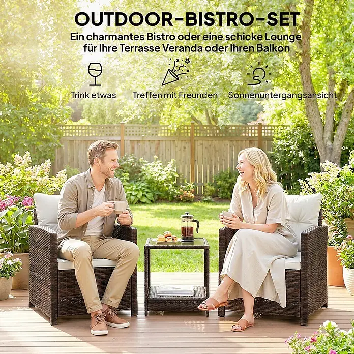 Outsunny Loungemöbel-Set - PE-Rattan (künstliches Rattan), Cremeweiß - Braunes Rattan-Bistro-Set für den Außenbereich mit zwei Stühlen und einem Tisch, von einem Paar auf einer sonnigen Terrasse genutzt.