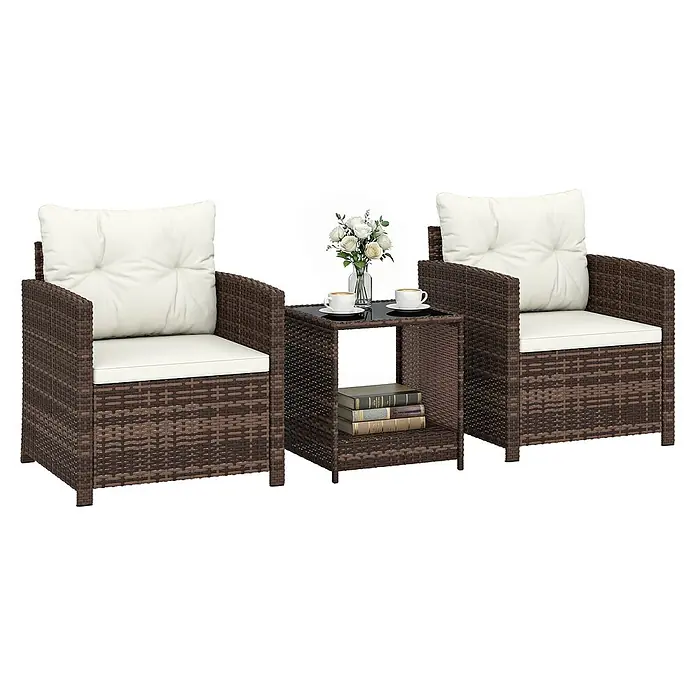 Outsunny Loungemöbel-Set - PE-Rattan (künstliches Rattan), Cremeweiß - Braunes Rattan-Gartenmöbelset (3-teilig) mit zwei Stühlen, weißen Kissen und einem Beistelltisch mit schwarzer Glasplatte und unterer Ablage.