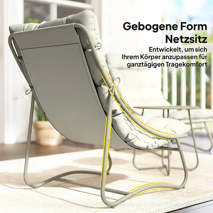 Outsunny Loungemöbel-Set - Hellgrau - Heller grauer Outdoor-Loungesessel mit gebogenem Gestell und Netzbespannung, gepolstert, auf einer Terrasse.