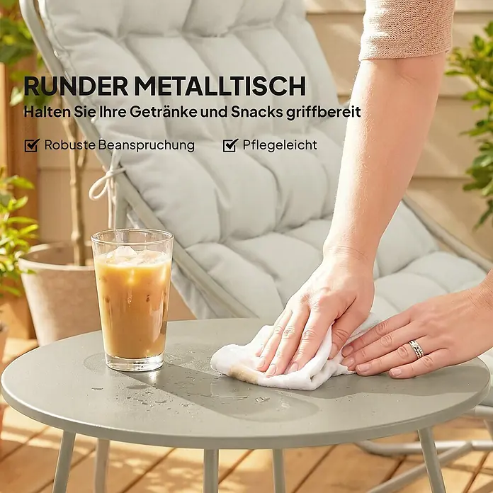 Outsunny Loungemöbel-Set - Hellgrau - Runder, salbeigrauer Metalltisch wird abgewischt, um seine robuste und pflegeleichte Oberfläche für Getränke und Snacks zu zeigen.