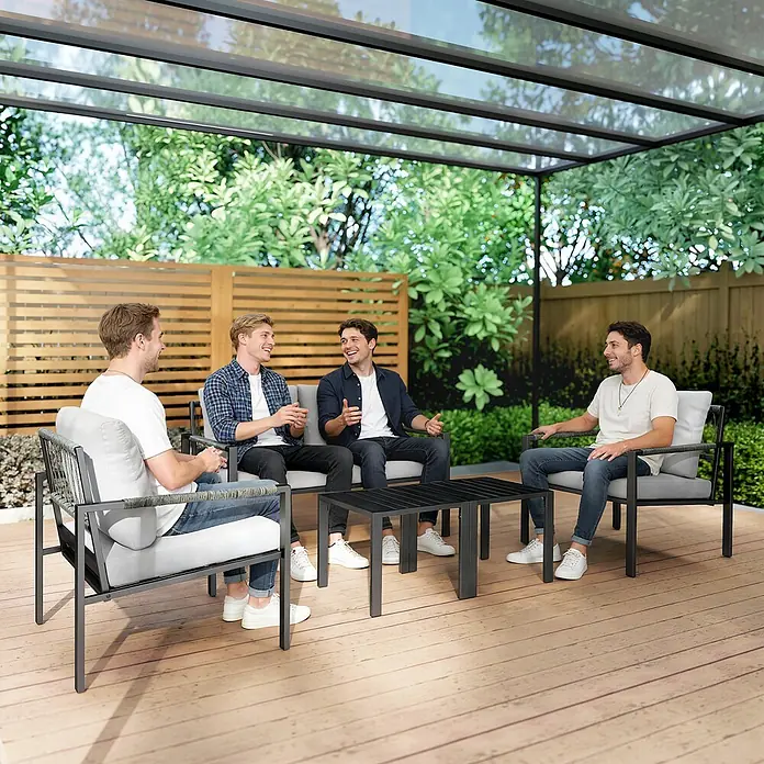 Outsunny Loungemöbel-Set - Hellgrau - Dunkelgraue Outdoor-Loungegruppe aus Metall mit hellgrauen Kissen: Sofa, zwei Sessel und Couchtisch, von vier Männern unter einem Dach genutzt.